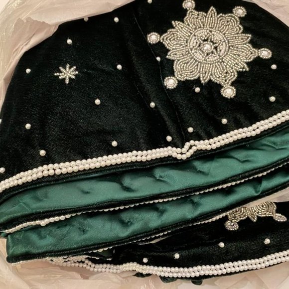 SUDHA PENNATHUR Green Christmas Tree Skirt with Snowflakes  SUDHA PENNATHUR Green Christmas Tree Skirt with Snowflakes